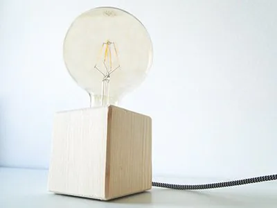 Lampe in einem Holzblock Lampe in einem Holzblock