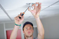 Installateur beim Anschließen einer Smart Home Beleuchtung Installateur beim Anschließen einer Smart Home Beleuchtung