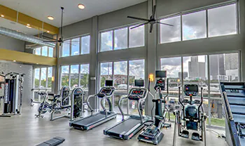 Fitnessstudio Beleuchtung auf der Trainingsfläche Fitnessstudio Beleuchtung auf der Trainingsfläche