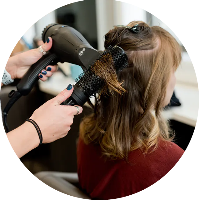 Frau werden die Haare geföhnt Frau werden die Haare geföhnt