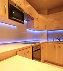 Küche wird durch LED-Streifen beleuchtet Küche wird durch LED-Streifen beleuchtet