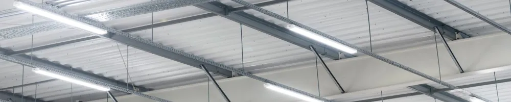 Durchgangsverdrahtung mit Wannenleuchten in einer Lagerhalle Durchgangsverdrahtung mit Wannenleuchten in einer Lagerhalle