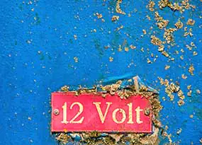 Schild: 12 Volt Schild: 12 Volt