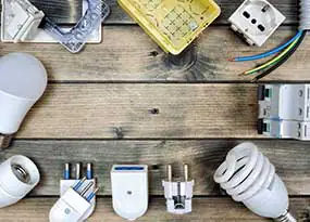LED-Lampe, Kabel und weiteres Zubehör auf einem Holzbrett. LED-Lampe, Kabel und weiteres Zubehör auf einem Holzbrett.