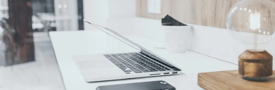 Tisch mit Laptop und Tischlampe Tisch mit Laptop und Tischlampe