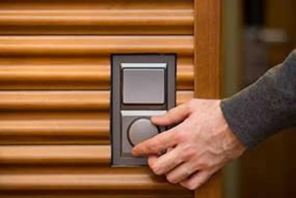 Dimmer Eine Hand am Dimmer