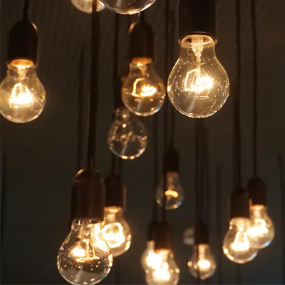 Klassische Glühlampen hängen von der Decke Klassische Glühlampen hängen von der Decke