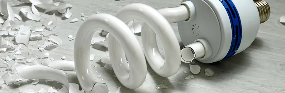 CFL-Energiesparlampe Zerstörte CFL-Energiesparlampe