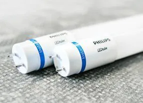Zwei Philips LED-Röhren zwei Philips LED-Röhren nebeneinander