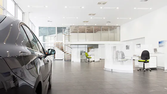 Showroom mit Autohausbeleuchtung: LED-Strahlern und Lichtbandsysteme Showroom mit Autohausbeleuchtung: LED-Strahlern und Lichtbandsysteme